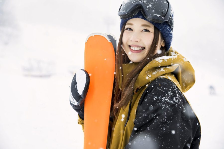 スキー板を持つ女性のイメージ