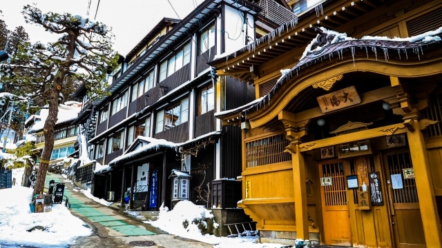 雪の積もった野沢温泉の外湯(共同浴場)の建物