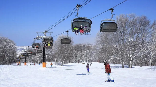 野沢温泉スキー場のリフトと樹氷のゲレンデ
