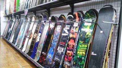 レンタルショップの壁に並ぶスノーボードの板