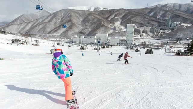 苗場スキー場のゲレンデとホテル
