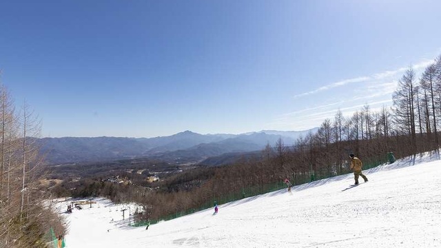 シャトレーゼスキーバレー小海のゲレンデと山並み
