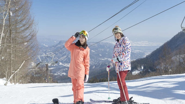 ノルンみなかみスキー場のゲレンデと眼下の眺め
