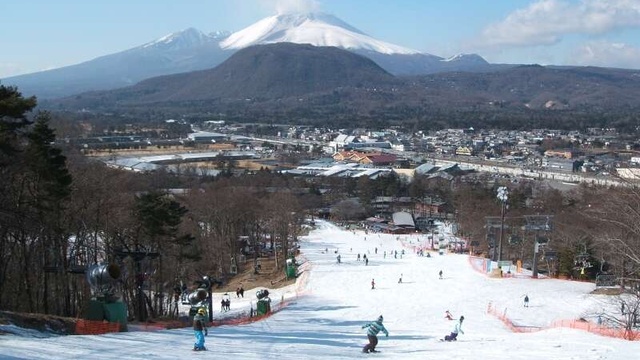 軽井沢プリンスホテルスキー場のゲレンデと山々の眺め
