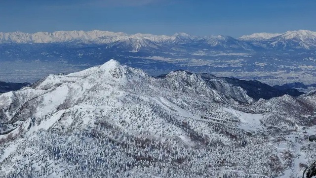 志賀高原マウンテンリゾートの雪山の眺め
