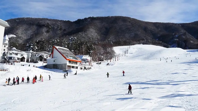 竜王スキーパークのゲレンデと山麓の建物
