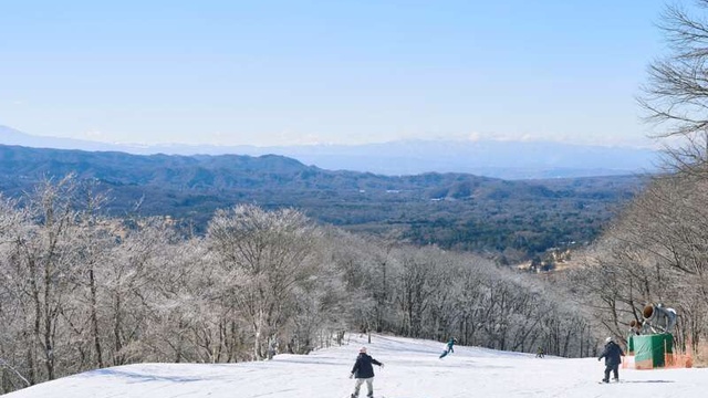 軽井沢プリンスホテルスキー場のゲレンデと浅間山
