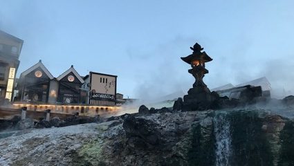 雪の草津温泉・湯畑と湯けむり