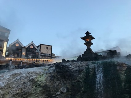 雪の草津温泉・湯畑と湯けむり
