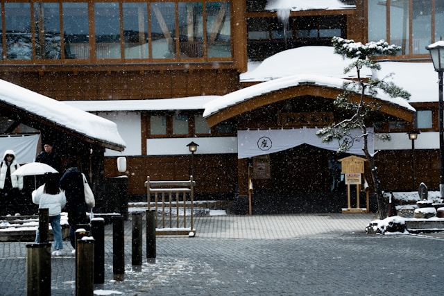 雪が積もった草津温泉の共同浴場と湯畑周辺