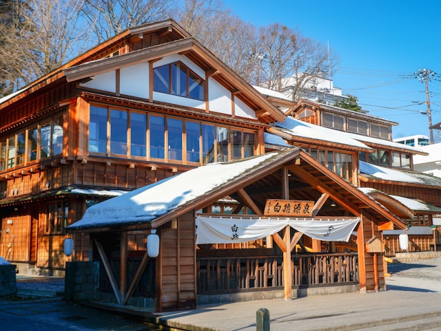 雪の中に立つ草津温泉の木造の共同浴場